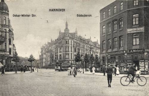 Hannover-Oststadt, Bödekerstraße mit Dreifaltigkeitskirche. Links im Hintergrund ist die Dreifaltigkeitskirche zu erkennen. Auf der Straße einige Passanten sowie eine Straßenbahn. Foto-Postkarte :  Verlag Karl F. Wunder, 1900-1909.